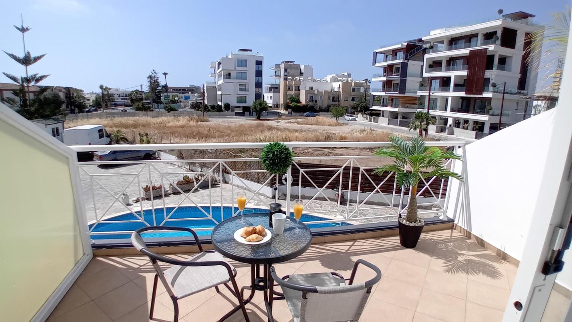 Kato Paphos Suites Exterior foto